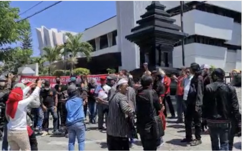 Massa aksi penolak deklarasi KAMI Jatim di Gedung Juang 45, Surabaya, Senin, 28 September 2020. (Foto: Istimewa)