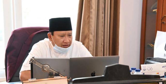 Bupati Pasuruan Irsyad Yusuf saat mengikuti Khotmil Qur'an virtual di kantornya. (Foto: Dok Humas)