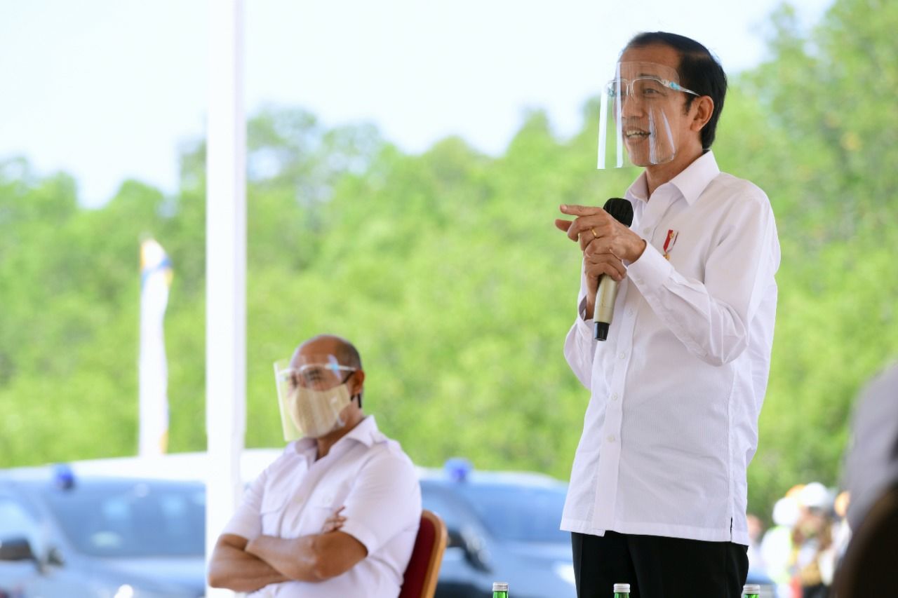 Presiden Joko Widodo saat bagikan bantuan modal kerja di Labuan Bajo. (Setpres)
