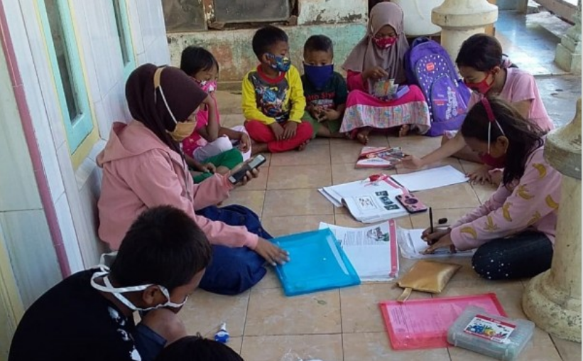 Anak-anak belajar dari di Probolinggo. (Ilustrasi/Iksan Mahmudi)