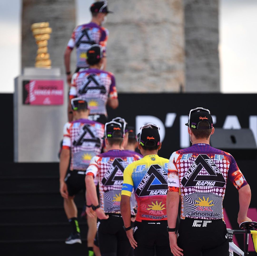 Tim EF Pro Cycling menggunakan jersey Rapha x Palace Skateboard x EF Pro Cycling saat team presentation Giro d'Italia di Sisilia, Italia, Kamis malam 1 Oktober. (Foto: Istimewa)