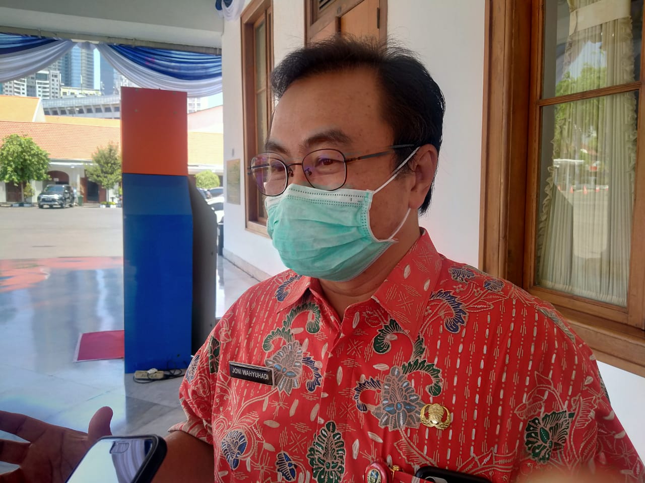 Koordinator Rumpun Kuratif Satgas Penanganan Covid-19 Jawa Timur, Dr. Joni Wahyuhadi menyebut protokol kesehatan jadi kunci kasus Covid-19 di Jawa Timur melandai. (Foto: Fariz Yarbo/Ngopibareng.id)