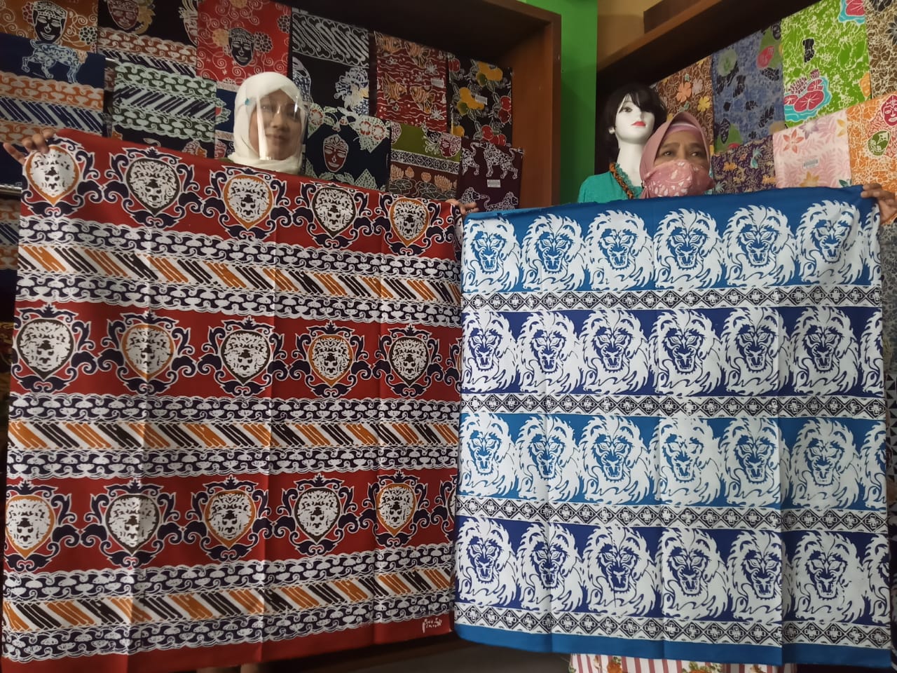 Salah satu contoh motif singa produk Batik Tulis Celaket (Foto: Lalu Theo/ngopibareng.id)