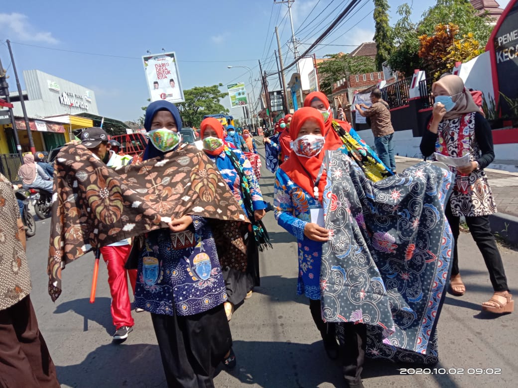 Pameran batik di Malang dengan konsep fashion street sekaligus bagi-bagi masker. (Foto: Istimewa)