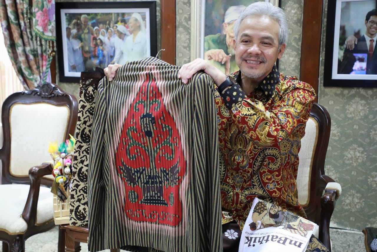 Gubernur Ganjar Pranowo memperlihatkan batik kesukaannya. (Foto: Ist/Ngopibareng.id)