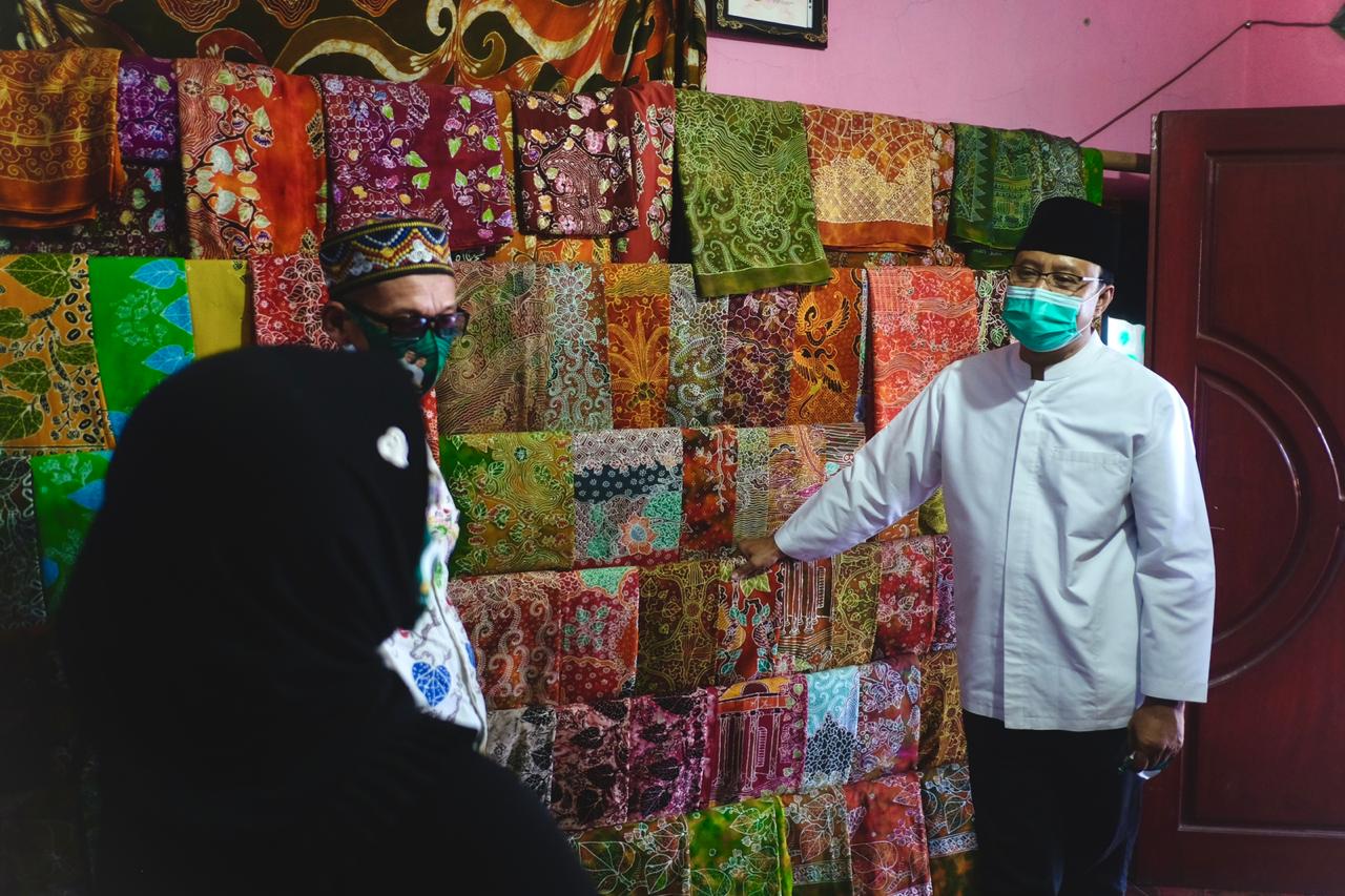 Calon Walikota Pasuruan Saifullah Yusuf saat mengunjungi pengrajin batik. (Foto: Ist/Ngopibareng.id)