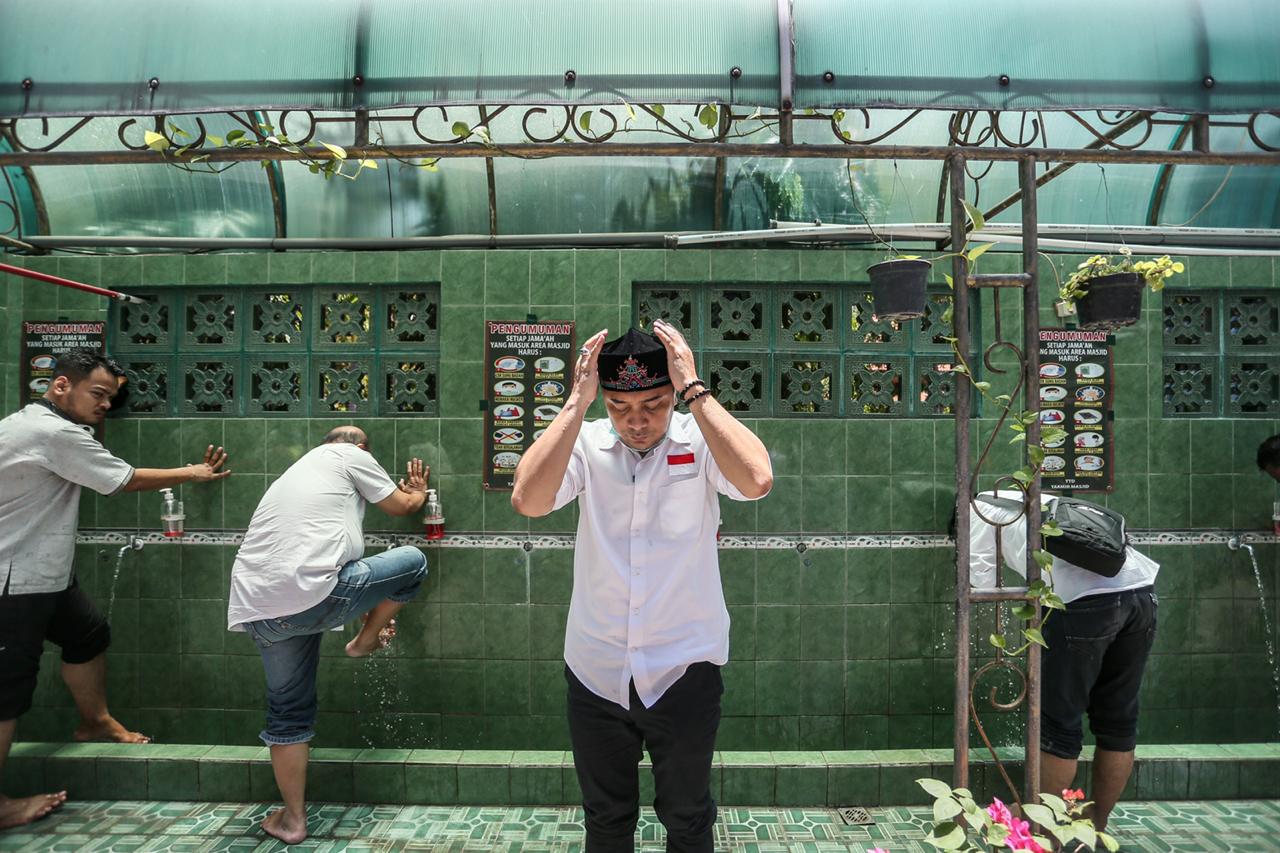 Calon Walikota Surabaya Eri Cahyadi ketika menggunakan songkok pemberian Masjid Ceng Hoo. (Foto: PDI Perjuangan)