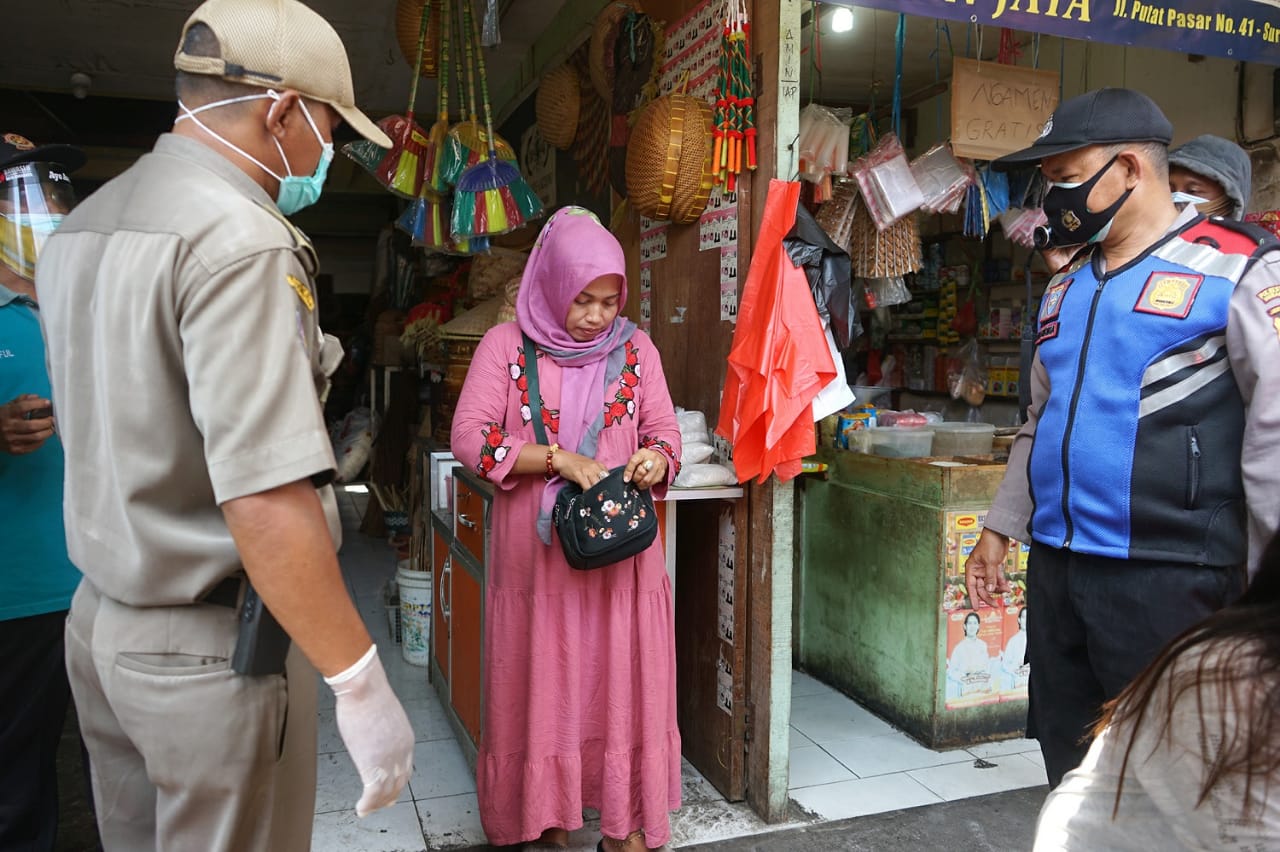 Tim Swab Hunter Surabaya ketika mobilisasi dan operasi ke pasar-pasar. (Foto: Pemkot Surabaya)