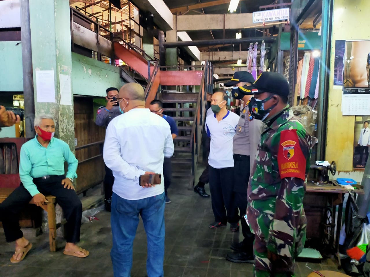 Tim Swab Hunter Pemkot ketika melakukan razia protokol kesehatan di pasar tradisional. (Foto: Pemerintah Kota Surabaya)