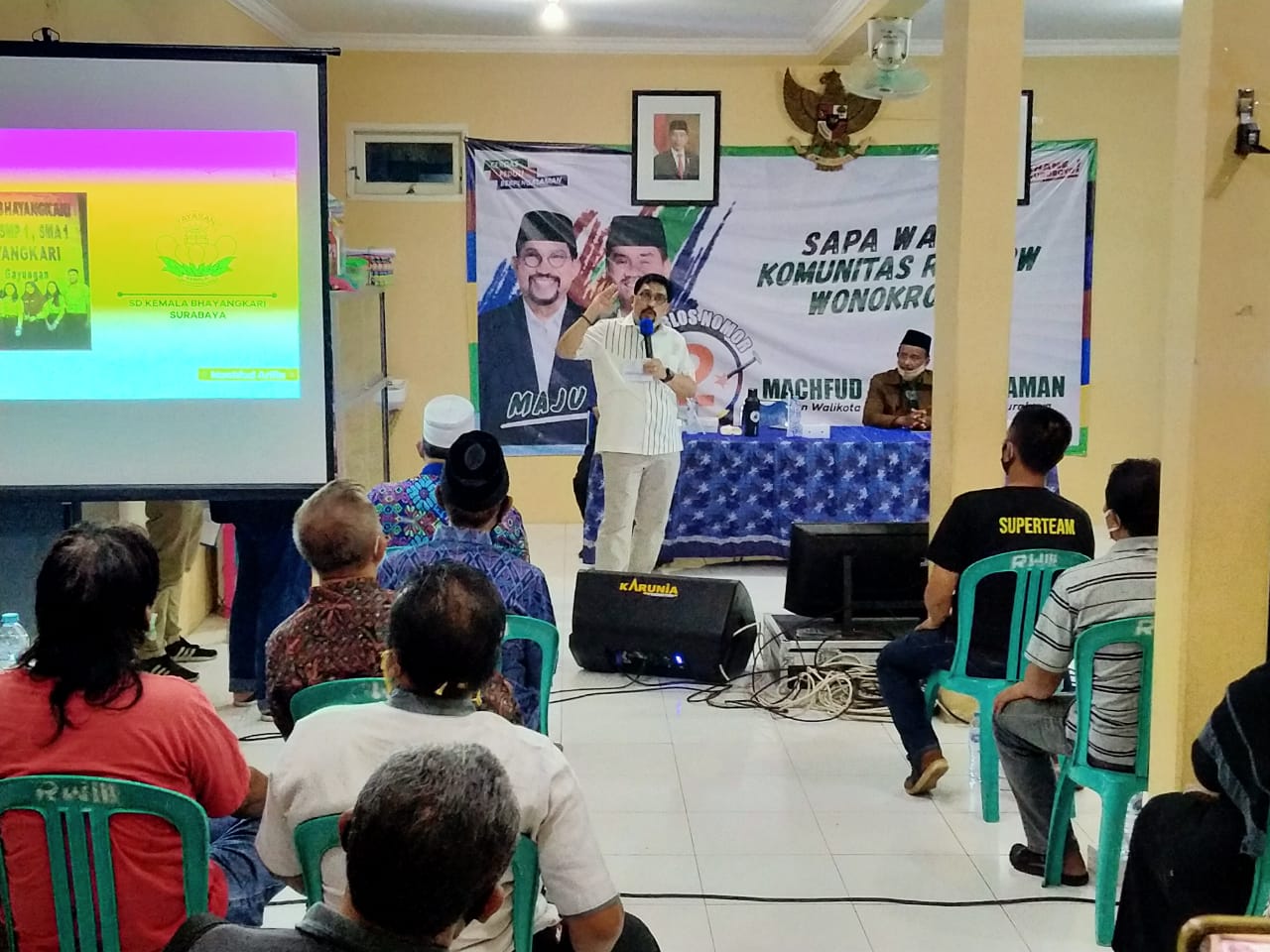 Calon Walikota (cawali) Surabaya, Machfud Arifin (MA) menyampaikan programnya dalam kampanyenya di Jalan Karangrejo Sawah III, Surabaya, Jumat 2 Oktober 2020 malam. (Foto: Fariz Yarbo/Ngopibareng.id)