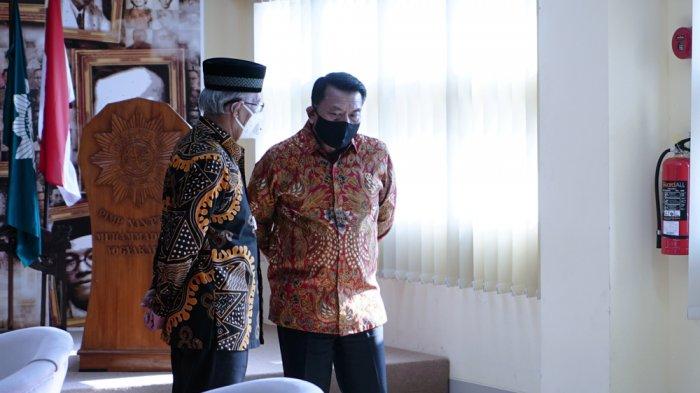 Kepala Kantor Staf Kepresidenan Jenderal TNI Dr Moeldoko bersama Haedar Nashir. (Foto: Istimewa)