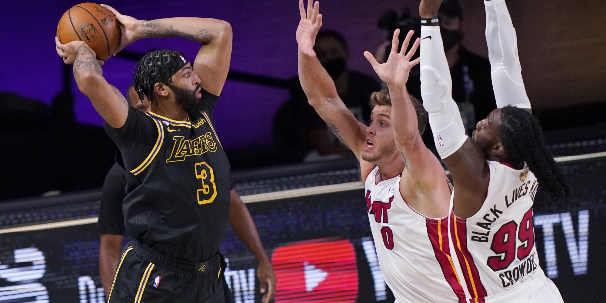 Pemain LA Lakers, Anthony Davis mencoba menembus pertahanan Miami Heat pada laga final kedua NBA. (Foto: LA Times)
