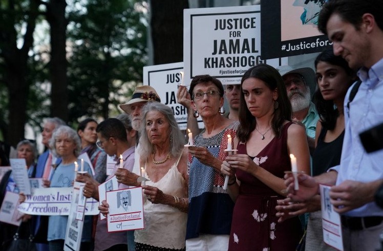 AAktivis kebebasan pers membawa lilin selama renungan di depan Kedubes Arab Saudi di Washington, Amerika Serikat untuk memperingati pembunuhan wartawan Jamal Khashoggi di konsulat jenderal kerajaan Arab Saudi di Istanbul, Turki. (Foto: Ant)
