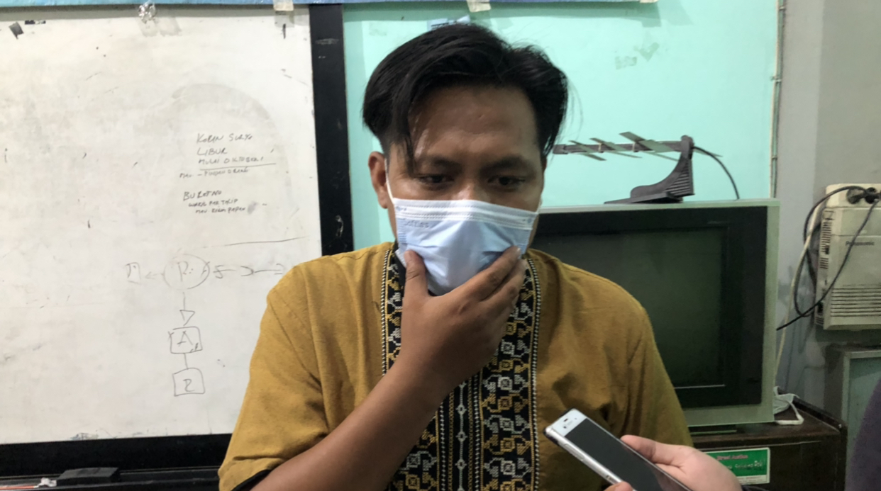 Juru bicara LBH Surabaya, Habibus Solihi, ketika berada di kantornya (foto: Andhi Dwi/Ngopibareng.id)