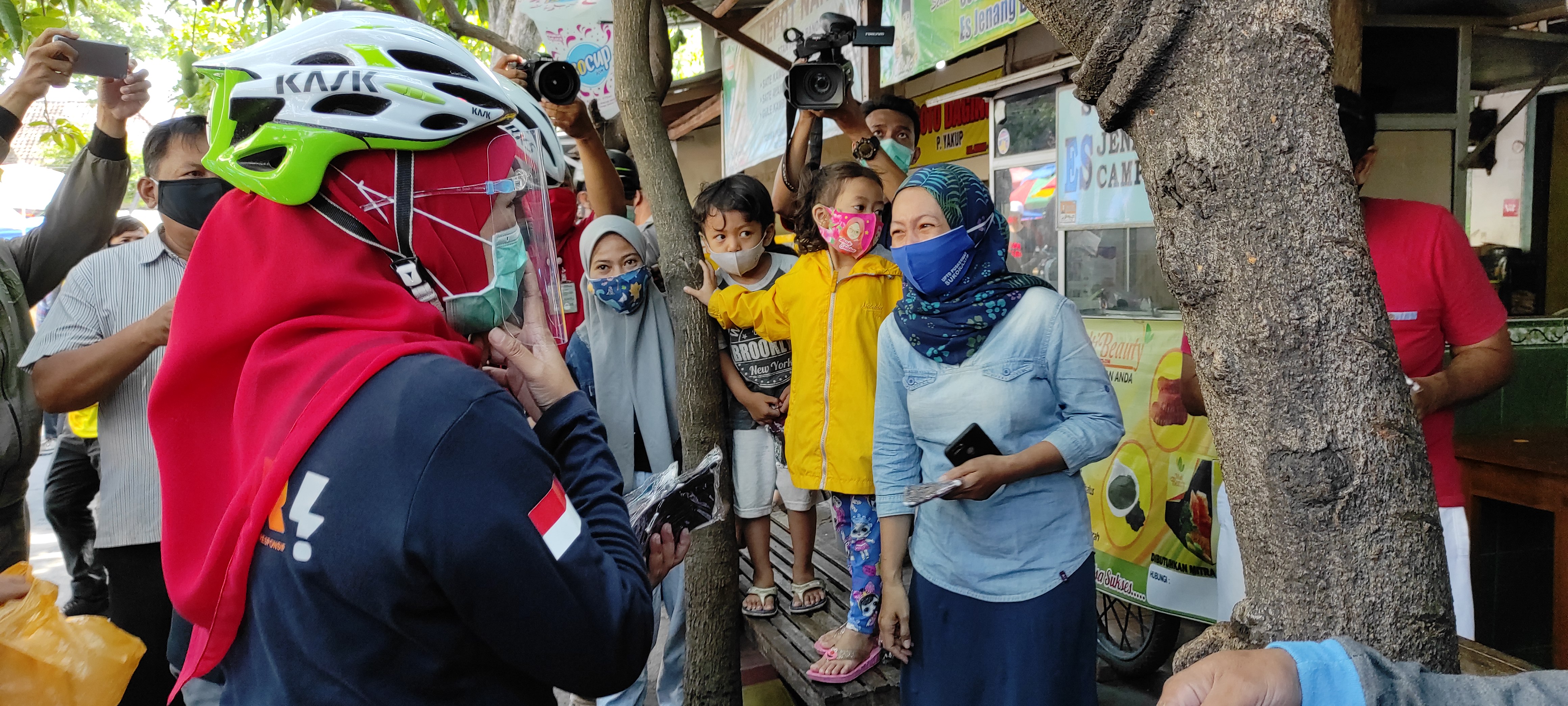Gubernur Jatim Khofifah Indar Parawansa gowes bareng sambil kampanye pakai masker di Kediri. (Fendhy Plesmana/Ngopibareng. Id) 