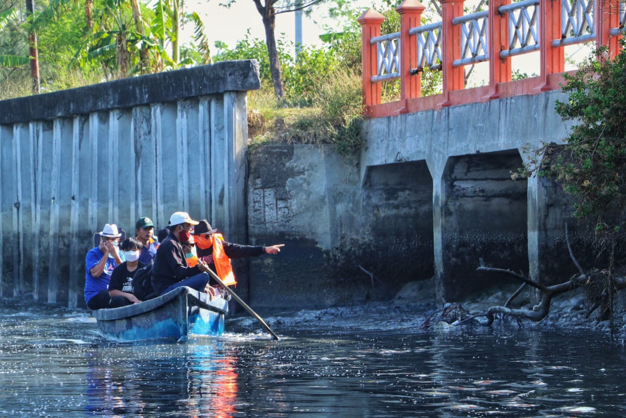 Calon Walikota Surabaya, Machfud Arifin (kanan) menunjuk titik sungai yang mengalami sedimentasi. (Foto: Istimewa)
