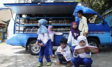 Perpustakaan keliling di Pasuruan dalam menjalankan program perpustakaan jangkau keluarga. (Foto: Dok Humas)