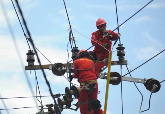 Ilustrasi petugas PLN sedang memperbaiki aliran listrik yang padam. (Foto: Istimewa)
