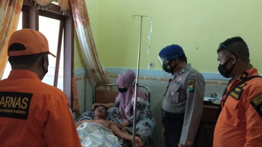 Petugas Polairud dan Basarnas Banyuwangi melihat kondisi Salim yang dirawat di salah satu rumah sakit di wilayah Muncar (foto:istimewa)