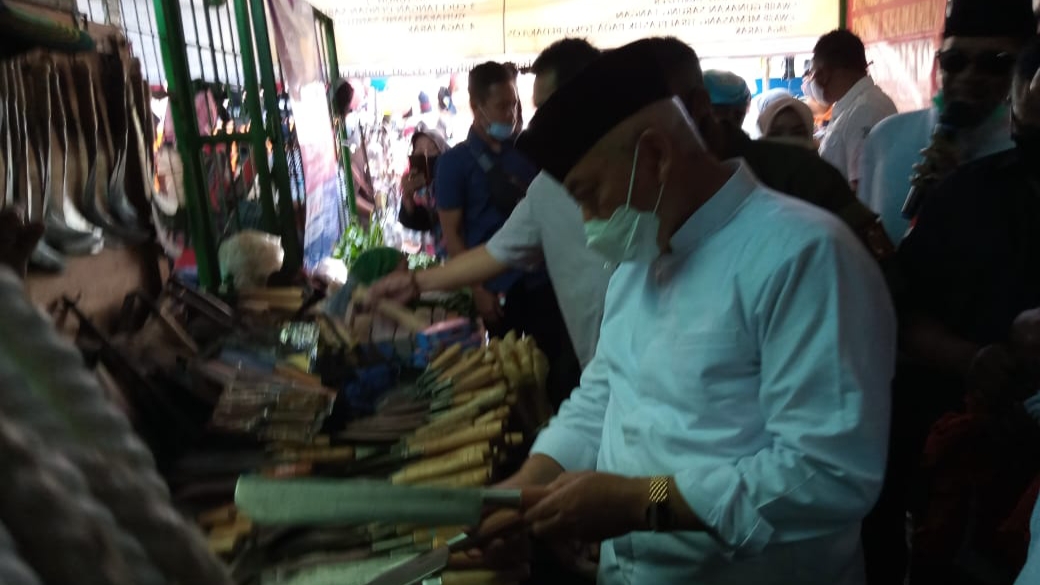 Calon Bupati Petahana Malang, Muhammad Sanusi saat mengunjungi Pasar Pakis, Kabupaten Malang. (Foto: Istimewa)
