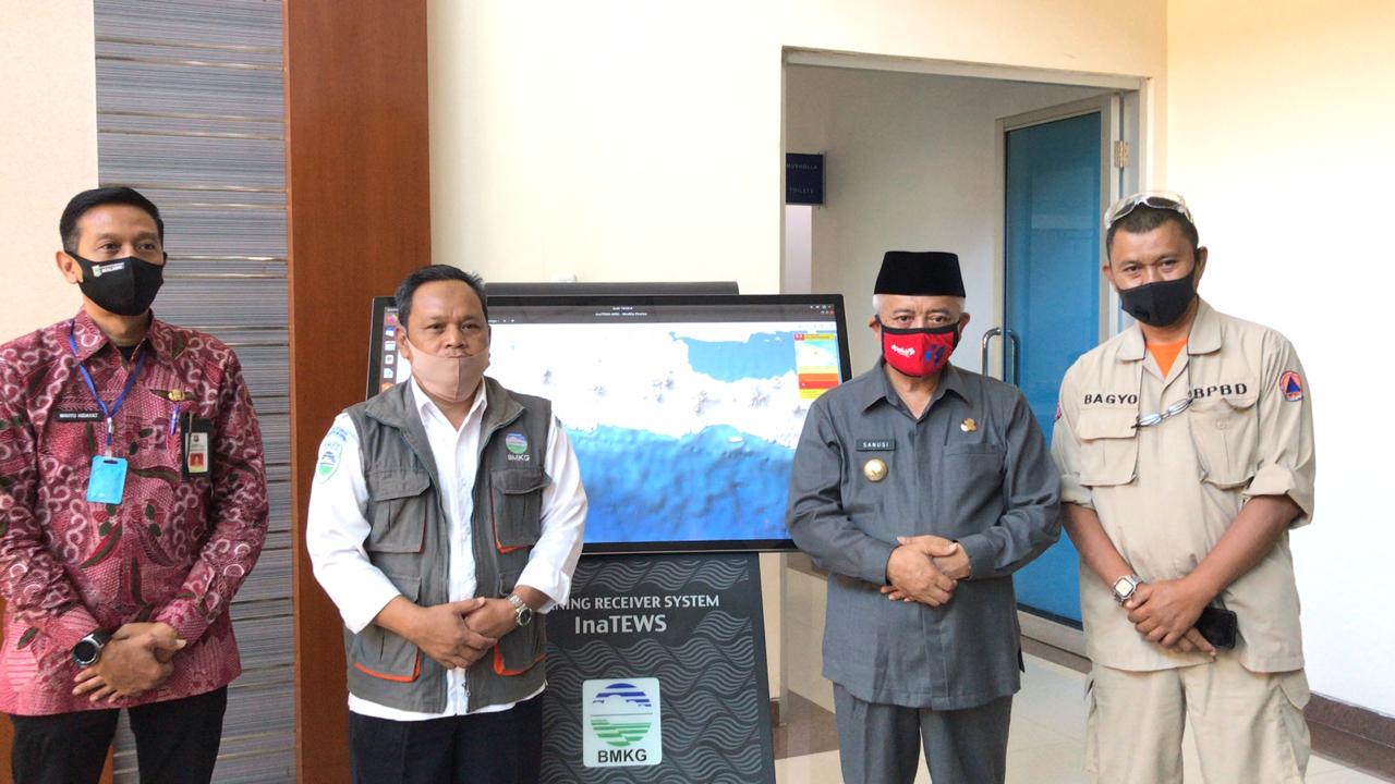 Kepala Stasiun Geofisika BMKG Karangkates, Kabupaten Malang, Musripan (rompi abu-abu) saat memperkenalkan alat pendeteksi gempa bumi. (Foto: Dok. BMKG Malang)