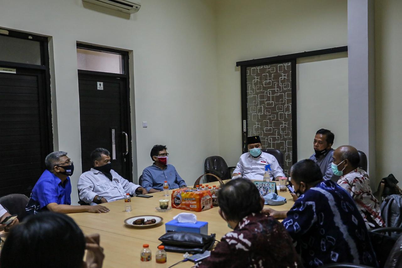 Calon Walikota Surabaya Eri Cahyadi, ketika bertemu dengan insan pers di PWI Jawa Timur. (Foto: PDI PErjuangan)