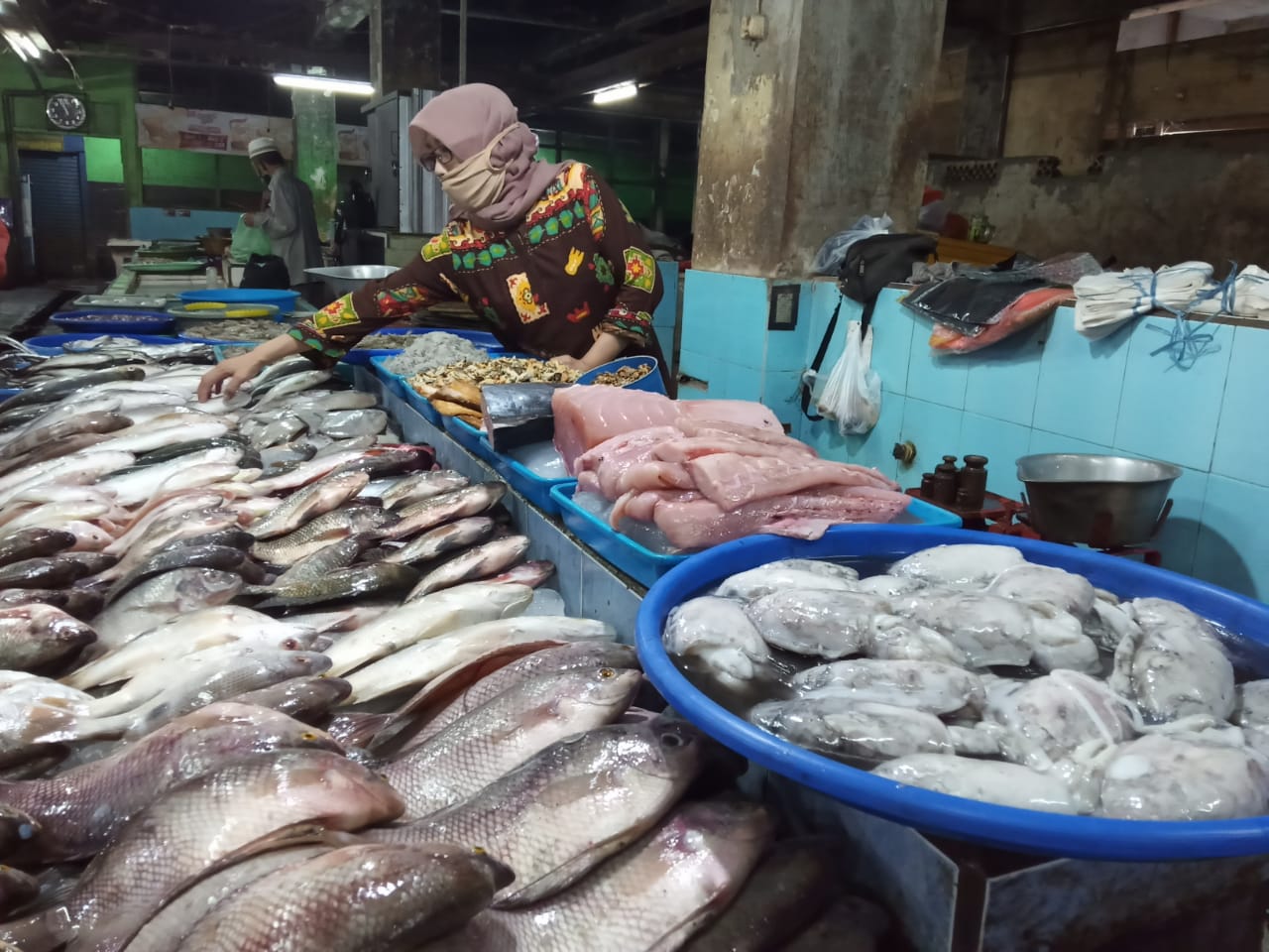 Salah satu penjual ikan di Pasar Besar Kota Malang (Foto: Lalu Theo/Ngopibareng.id)