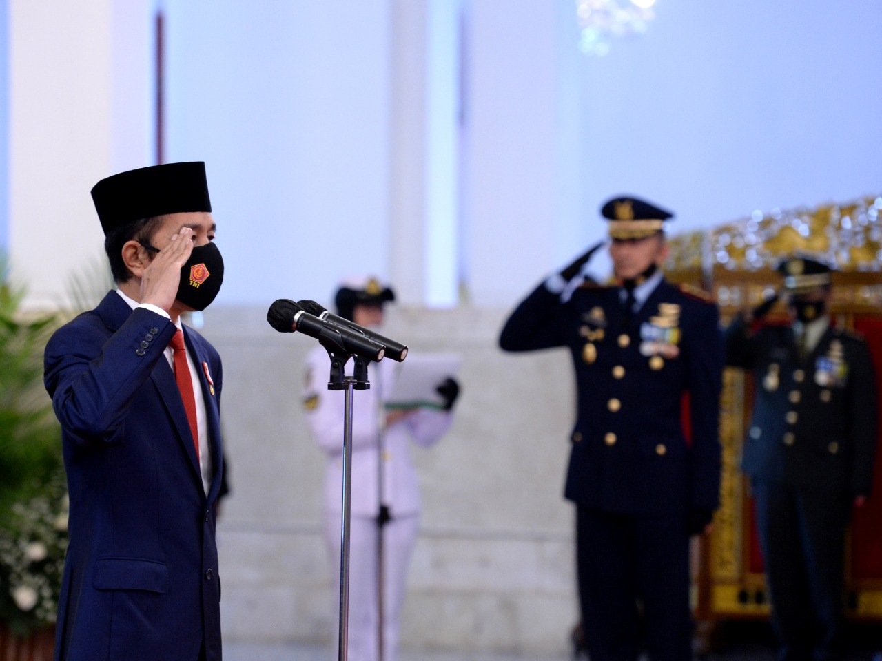Presiden Joko Widodo saat menjadi inspektur upacara HUT ke-75 TNI. (Foto: Dok. Setpres)