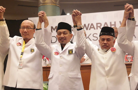 Ahmad Syaikhu (tengah) menjabat Presiden PKS 2020-2025, usai sidang majelis Syura PKS di Bandung, Jawa Barat, Senin 5 Oktober 2020. (Foto: Dok. PKS)