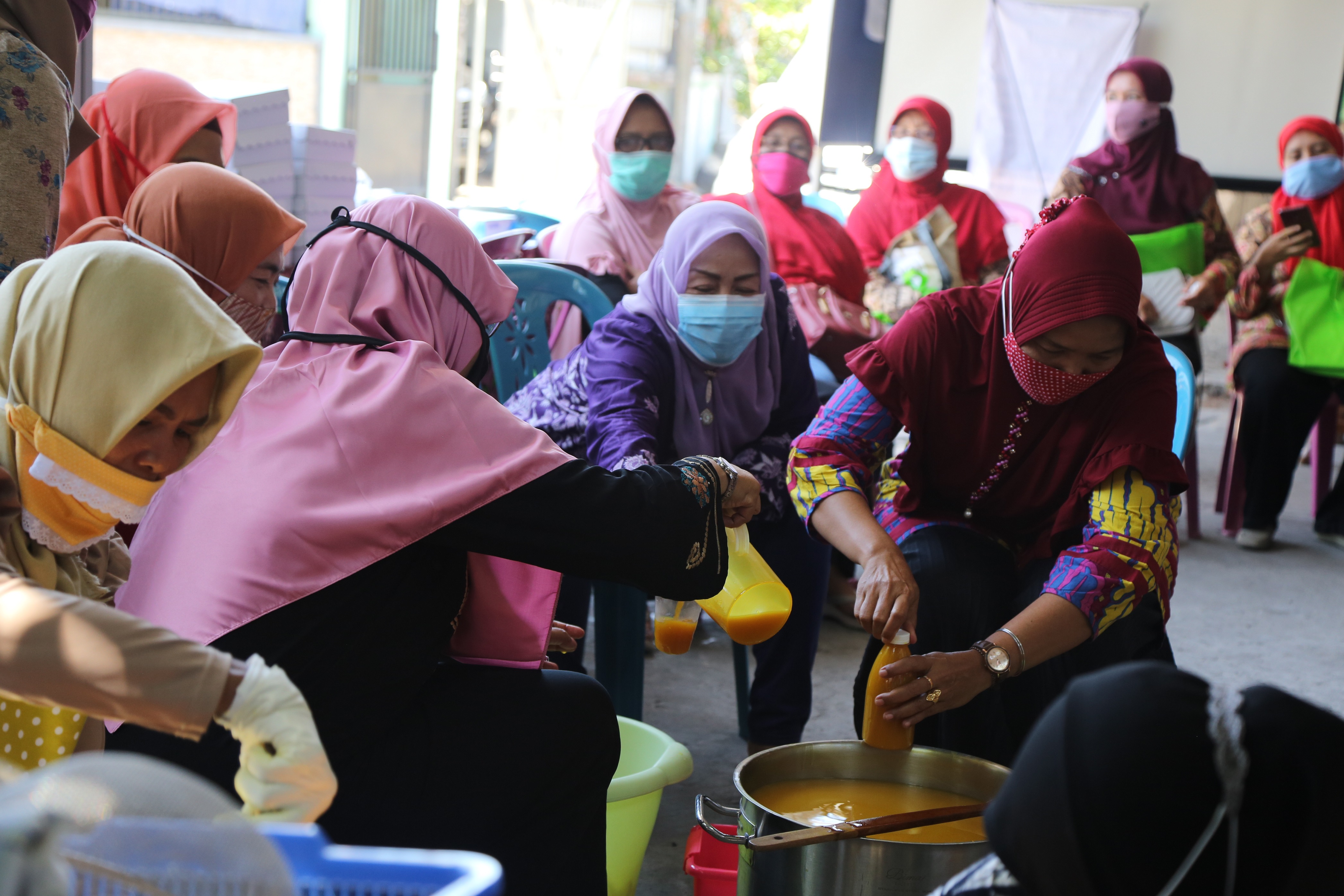 Ibu-ibu warga Rungkut dilatih membuat jamu yang diadakan Ubaya. (Foto: istimewa)