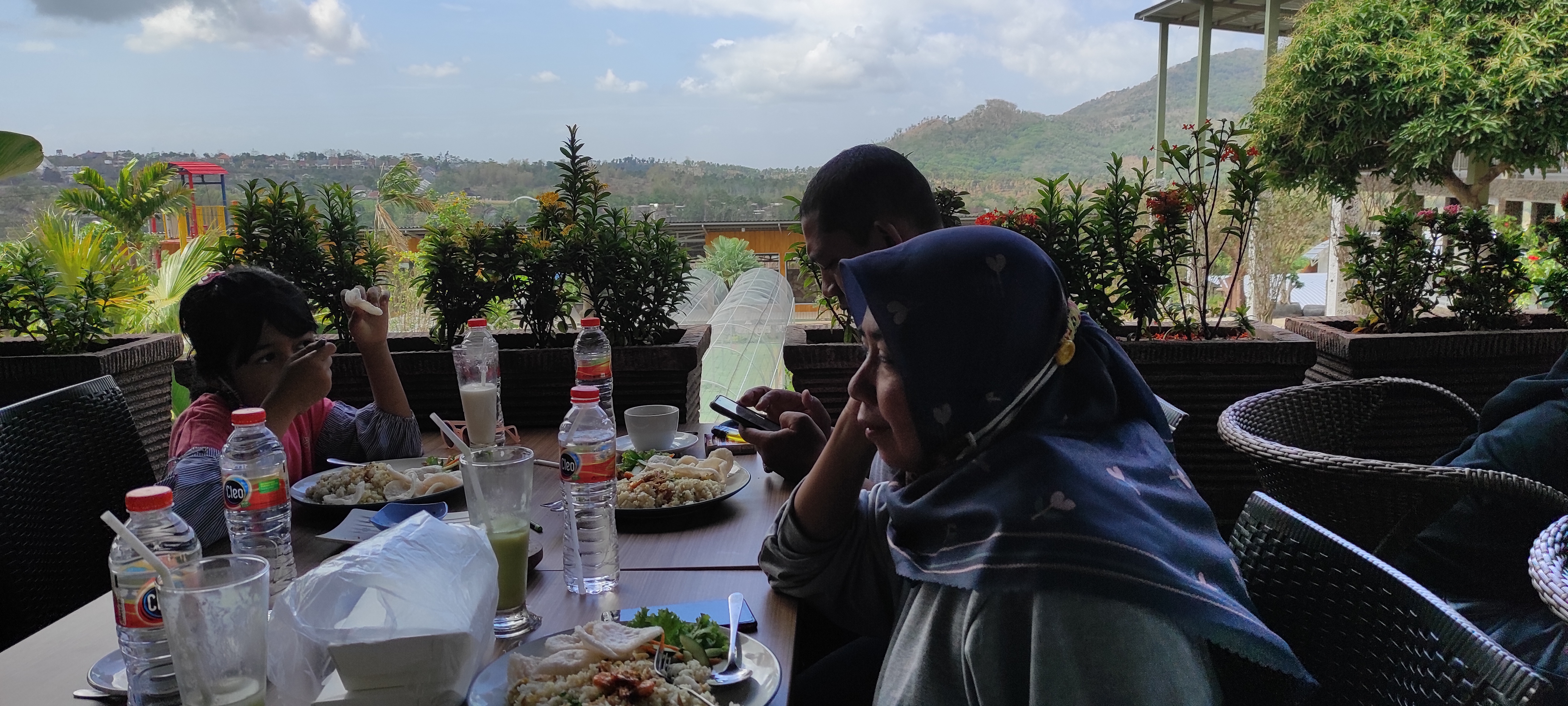 Sensasi nikmati hidangan di atas pebukitan kaki Gunung Wilis (Fendi Plesmana/Ngopibareng.id) 