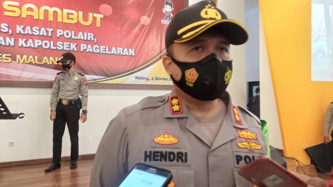 Kapolres Malang, AKBP Hendri Umar saat diwawancarai terkait penanganan Covid-19. (Foto: Istimewa)