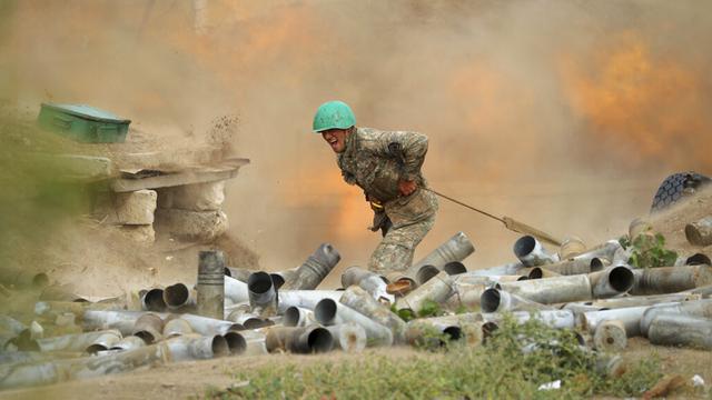 Puing-puing perang di kawasan sipil akibat  konflik Azerbaijan-Armenia. (Foto: rtrs)