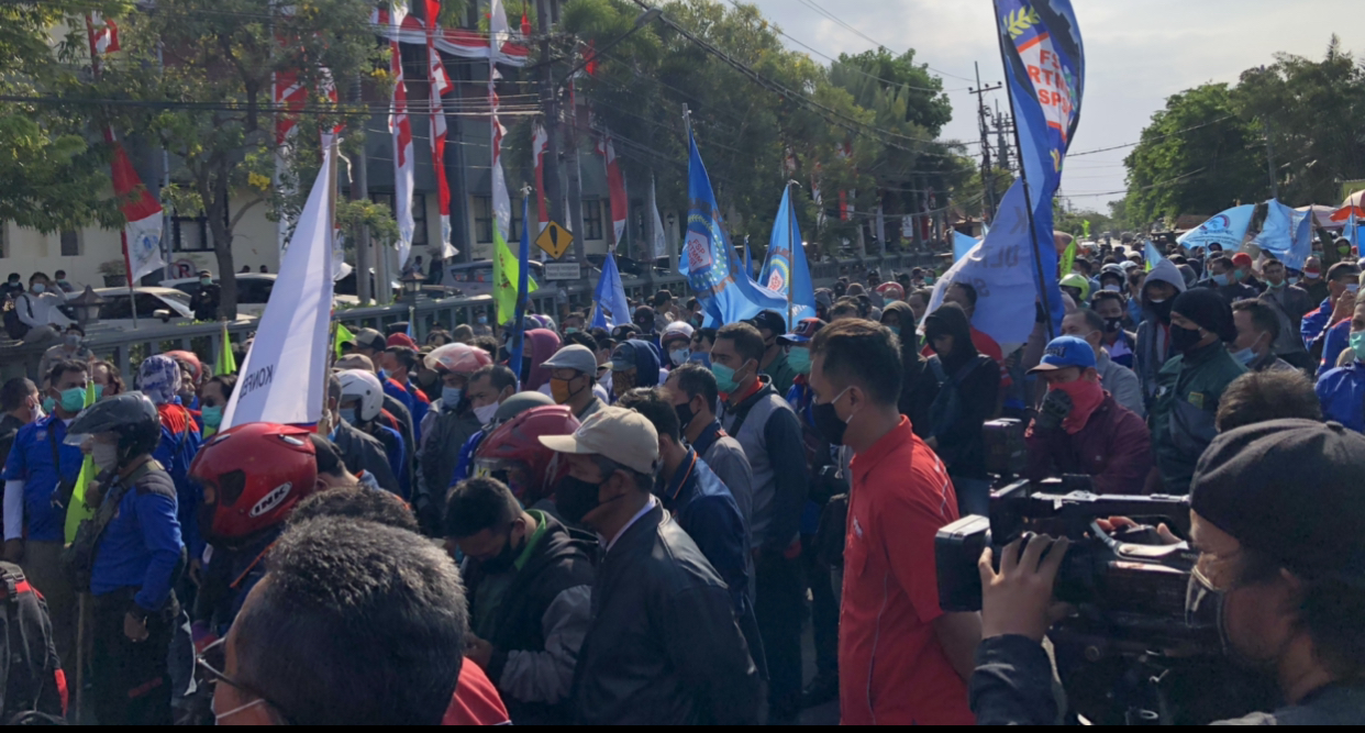 Ratusan massa buruh, terlihat datangi Kantor DPRD Jatim, pada Selasa, 6 Oktober 2020 (Foto: Andhi Dwi/Ngopibareng.id)