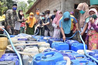 Wabup Pasuruan KH Mujib Imron meninjau langsung distribusi air bersih ke warga yang dilanda kekeringan. (Foto: Dok Humas)