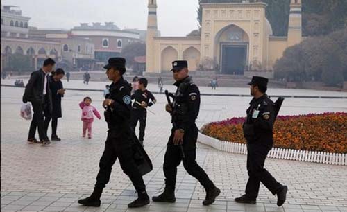 Polisi China berpatroli di Kota Urumqi, Provinsi Xinjiang yang mayoritas penduduknya Muslim dari etnis Uighur. Sebanyak 39 negara mendesak China untuk membuka akses bagi tim independen PBB untuk masuk ke wilayah ini. (Foto:Reuters)