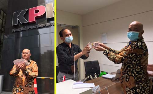 Boyamin Saiman, Koordinator MAKI (Masyarakat Antikorupsi Indonesia) menyerahkan uang 100 ribu dolar Singapura yang diterimanya kepada petugas KPK (kanan), dan Boyamin mempertontonkan uang tersebut kepada wartawan sebelum masuk ke gedung KPK. (Foto:Istimewa)