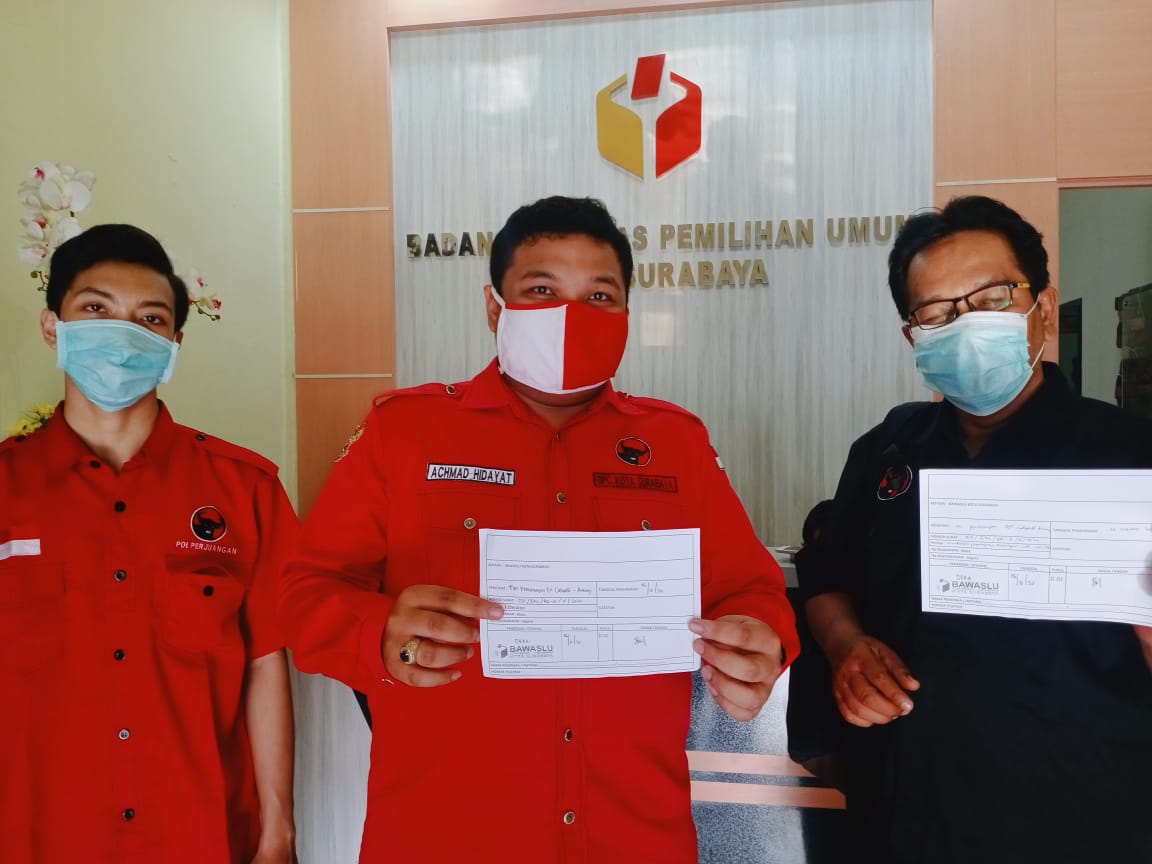 Achmad Hidayat ketika mengirimkan surat keberatan ke Bawaslu Surabaya. (Foto: PDI Perjuangan)