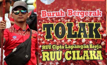 Aksi menolak UU Cilaka (Cipta Lapangan Kerja) di Jakarta. (Foto:Antara)