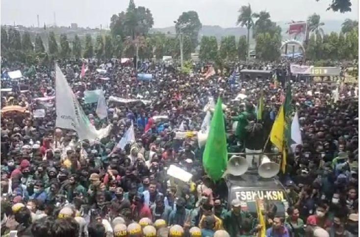  Massa gabungan yang berjumlah ribuan orang melakukan unjuk rasa di kantor Pemprov Lampung, Rabu. Mereka dalam orasinya menyatakan penolakan atas UU Cipta Kerja. (Foto: Antara Lampung/Dian Hadiyatna)