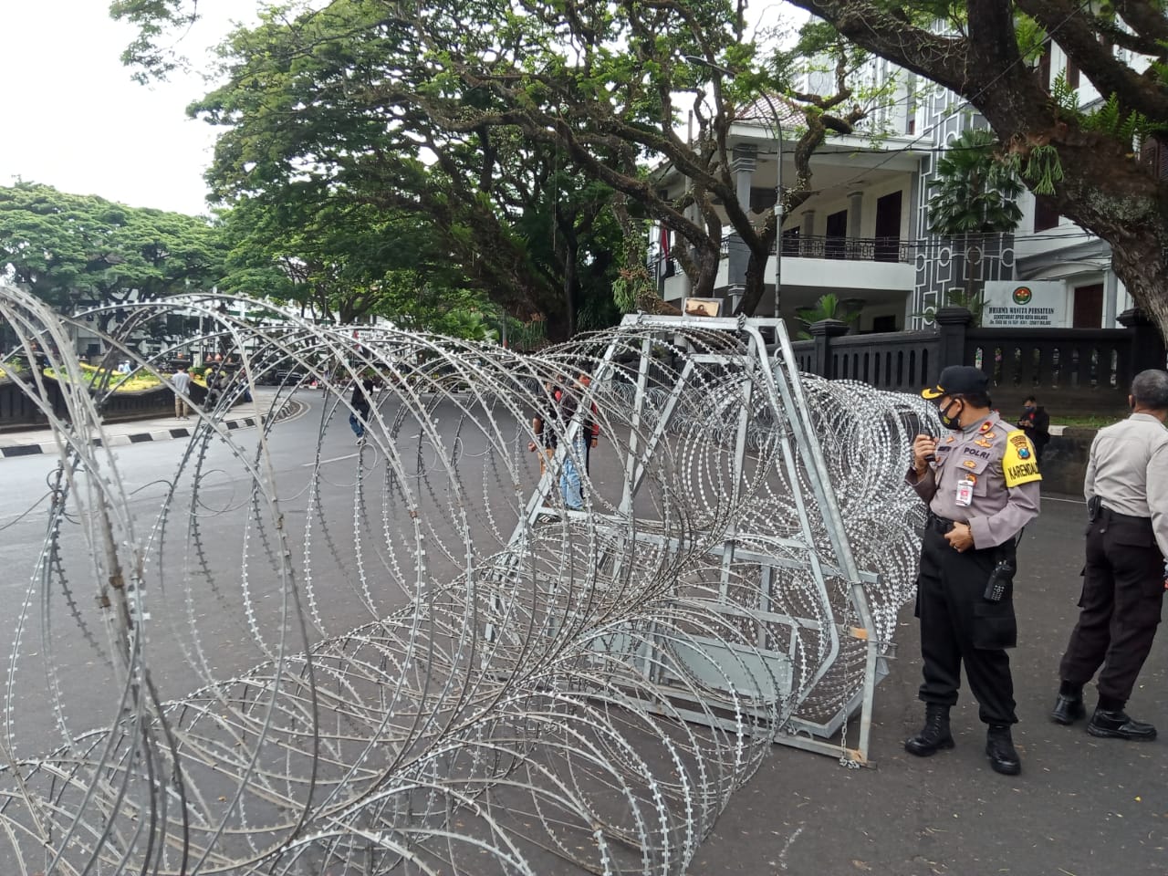 Proses pengamanan unjuk rasa tolak UU Omnibus Law Cipta Lapangan Kerja di Malang (Foto: Lalu Theo/Ngopibareng.id)