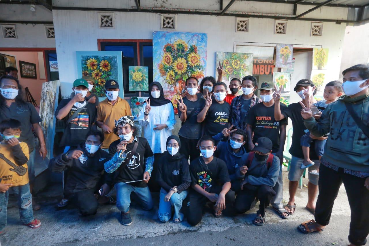 Ipuk Fiestiandani Azwar Anas bersama anggota komunitas pelukis Paras Blambangan. (Foto: Istimewa) 