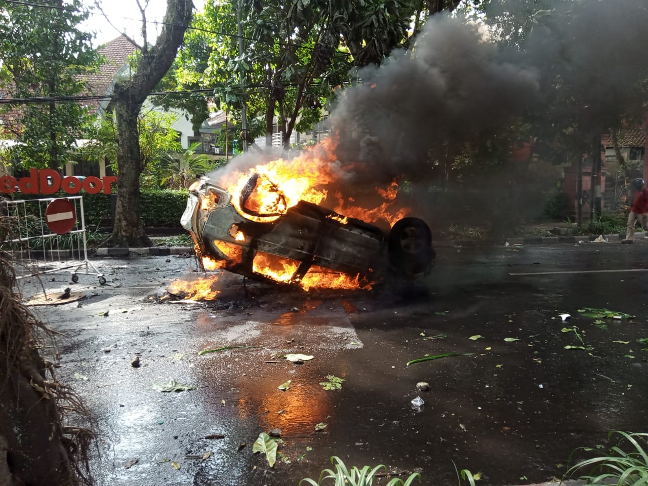 Mobil Pamwal Satpol PP Kota Malang yang terbakar saat aksi tolak Omnibus Law. (Foto: Lalu Theo/Ngopibareng.id)