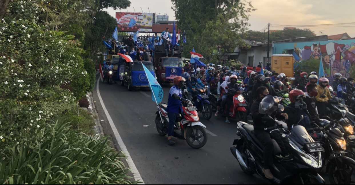 Massa buruh dari FSPMI Pasuruan dan Sidoarjo menuju ke Grahadi (Foto: Andhi Dwi/Ngopibareng.id)