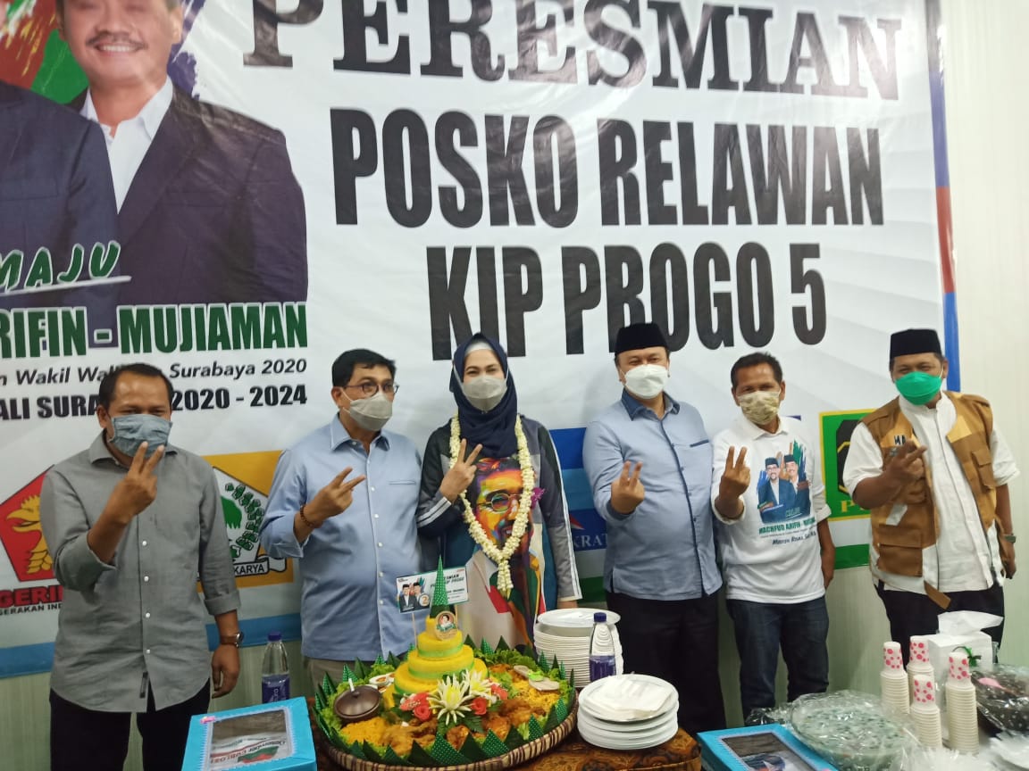 Cawali Surabaya, Machfud Arifin (dua dari kiri) bersama tim pemenangan meresmikan posko Relawan KIP Progo 5 di Jalan Diponegoro, Surabaya, Kamis 8 Oktober 2020. (Foto: Fariz Yarbo/Ngopibareng.id)