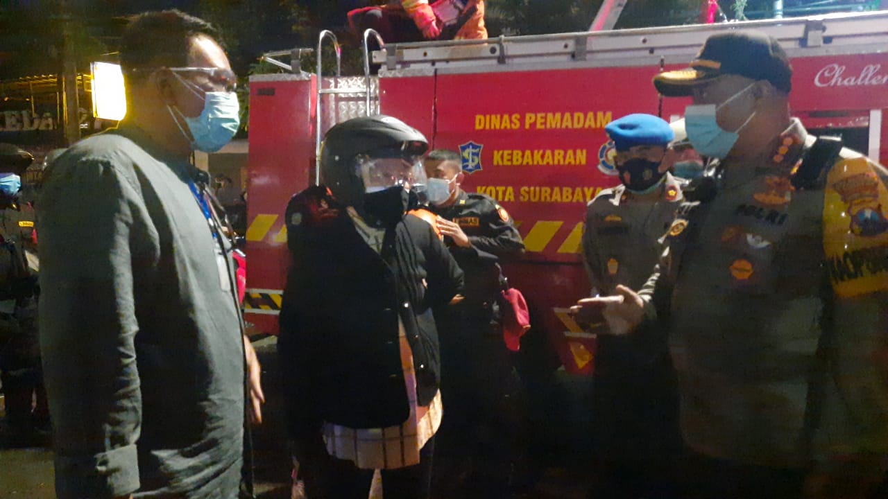 Walikota Surabaya, Tri Rismaharini saat di lokasi demo. (Foto: Andhi Dwi/Ngopibareng.id)