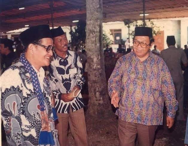 KH Abdurrahman Wahid bersama KH Ilyas Ruchiyat Cipasung (almarghfurlahum). (Foto: Dok/Ngopibareng.id)