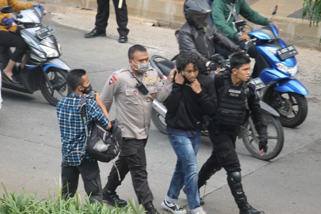 Polisi menangkap demonstran di kawasan Senayan, Kamis 8 Oktober 2020. (Foto:Asmanu/Ngopibareng.id)