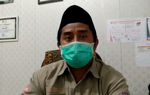 Komisioner KPU Surabaya, Subairi menjelaskan protokol kesehatan selama tahapan Pemilu. (Foto: Fariz Yarbo/Ngopibareng.id)