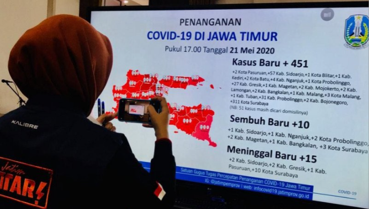 Foto dokumentasi peta sebaran Covid-19 di Jatim saat ditampilkan di Gedung Negara Grahadi di Surabaya yang tercatat hingga Kamis 21 Mei 2020, pukul 17.00 WIB. (Foto: Antara/Fiqih Arfani)